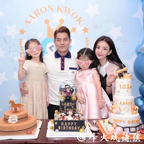 方媛现身沙田马场！3胎后陪郭富城赛马，教两个女儿比耶拍照